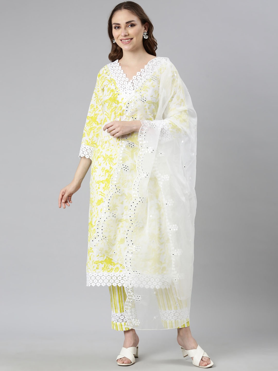 

Neerus Floral Printed Regular Patchwork Kurta with Trousers & With Dupatta, Yellow