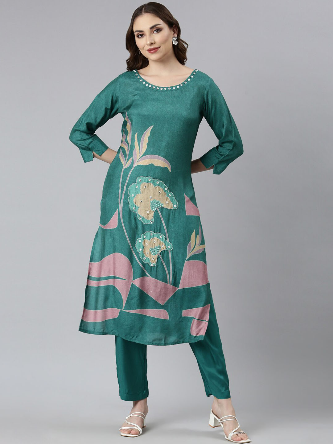 

Neerus Floral Printed Regular Beads and Stones Kurta with Trousers, Green