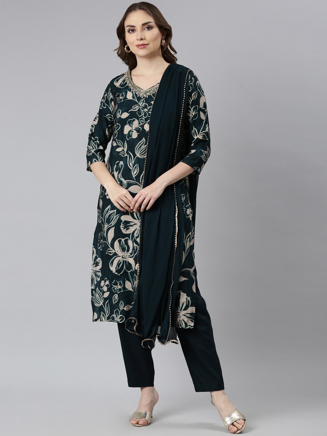 

Neerus Floral Printed Regular Thread Work Kurta with Trousers & Dupatta, Green