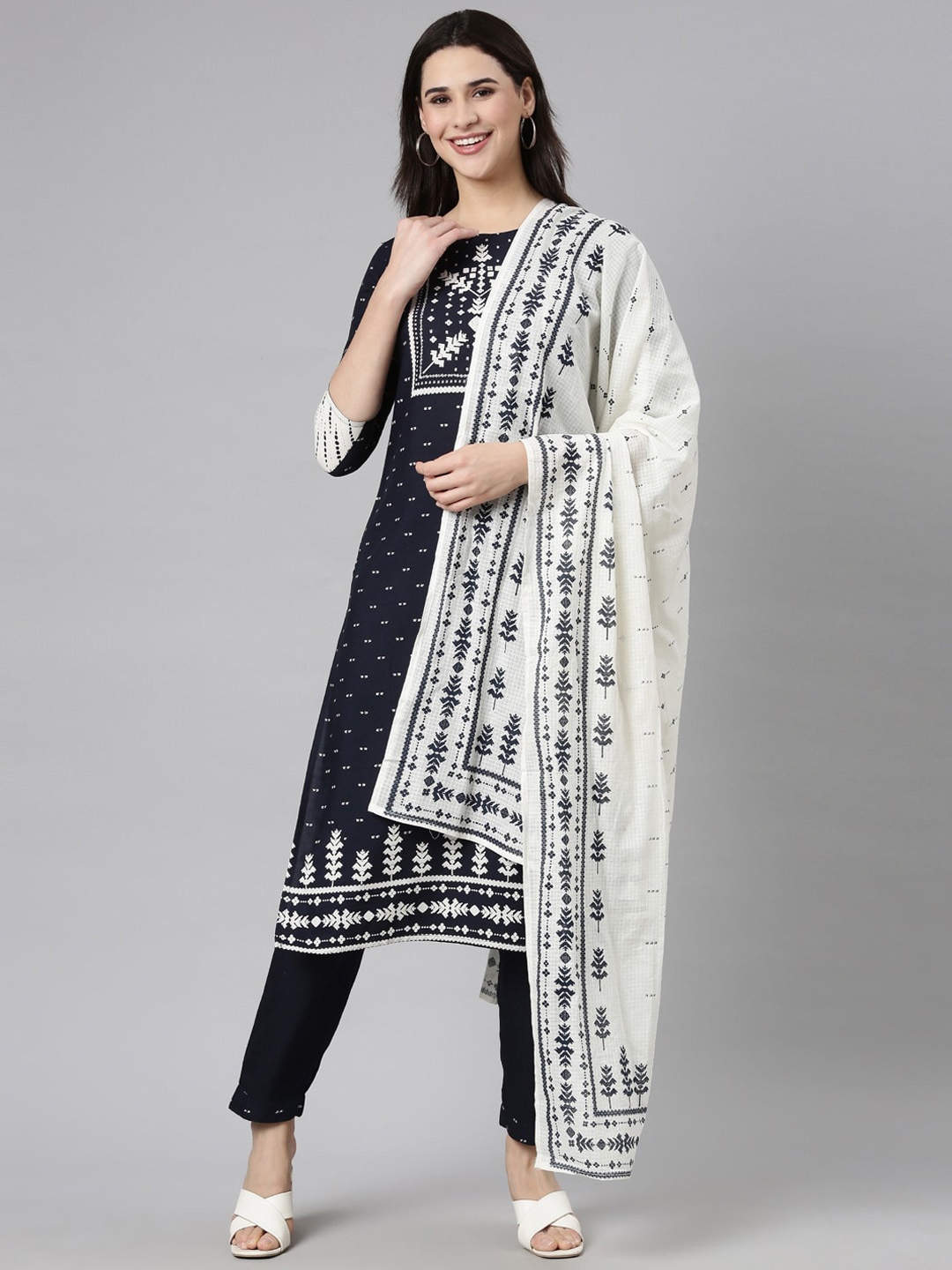 

Neerus Ethnic Motifs Printed Regular Kurta with Trousers & Dupatta, Navy blue