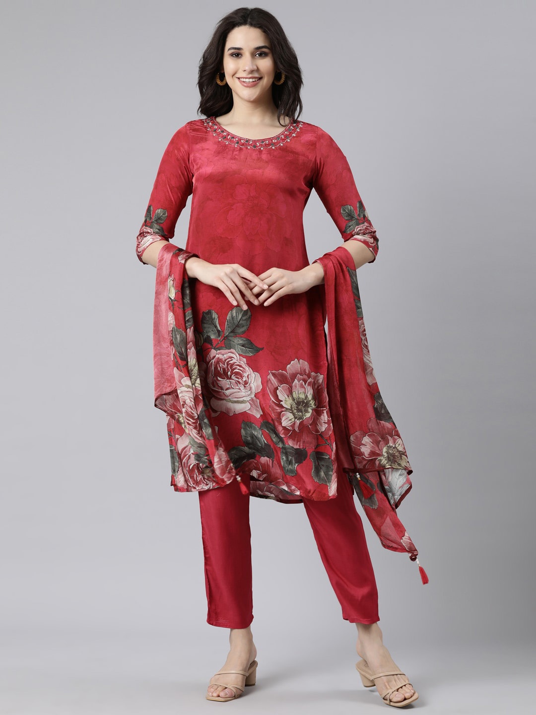 

Neerus Floral Printed Round Neck Kurta with Trousers & With Dupatta, Magenta