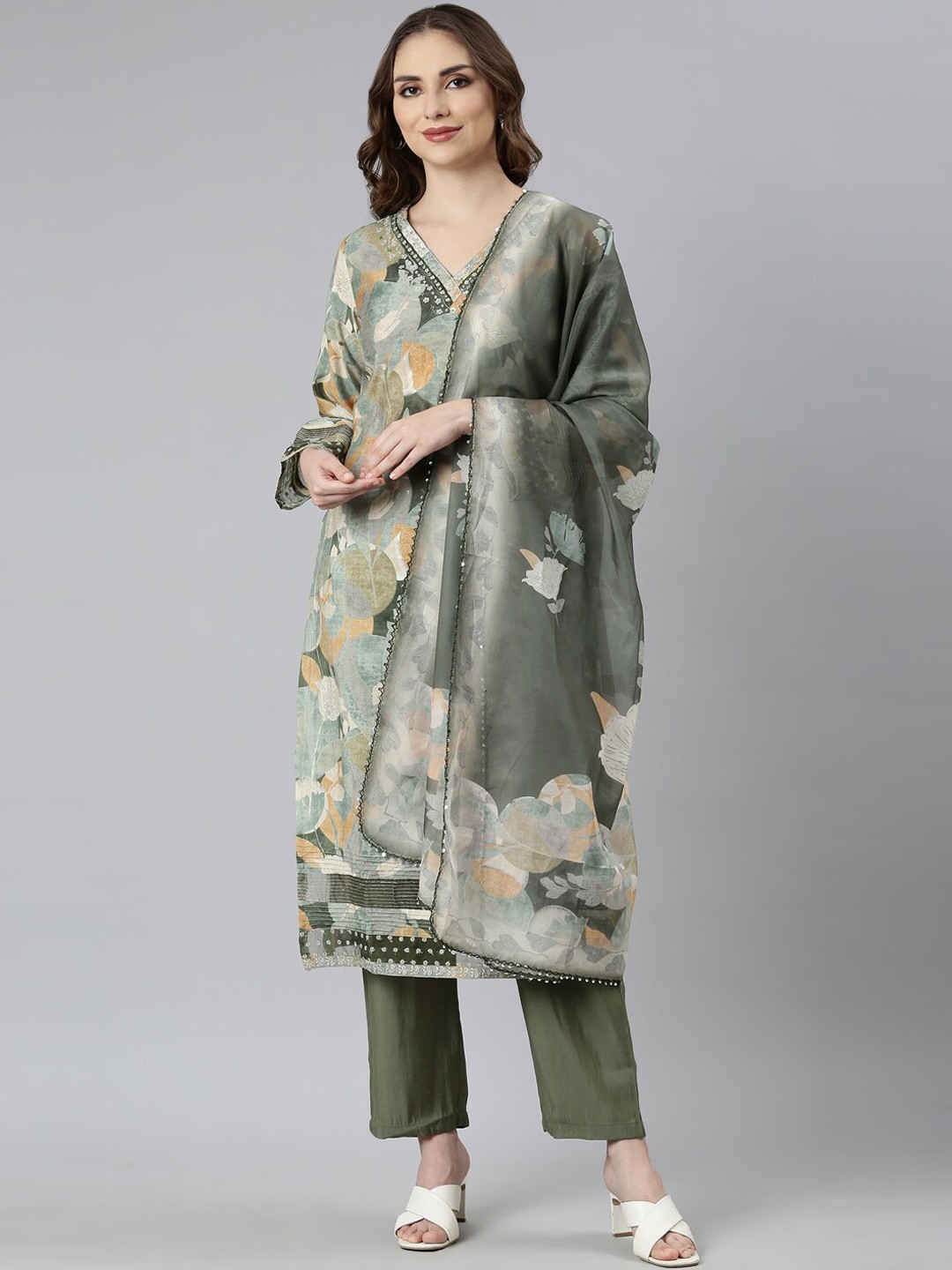 

Neerus Floral Printed Regular Sequinned Kurta with Trousers & Dupatta, Green