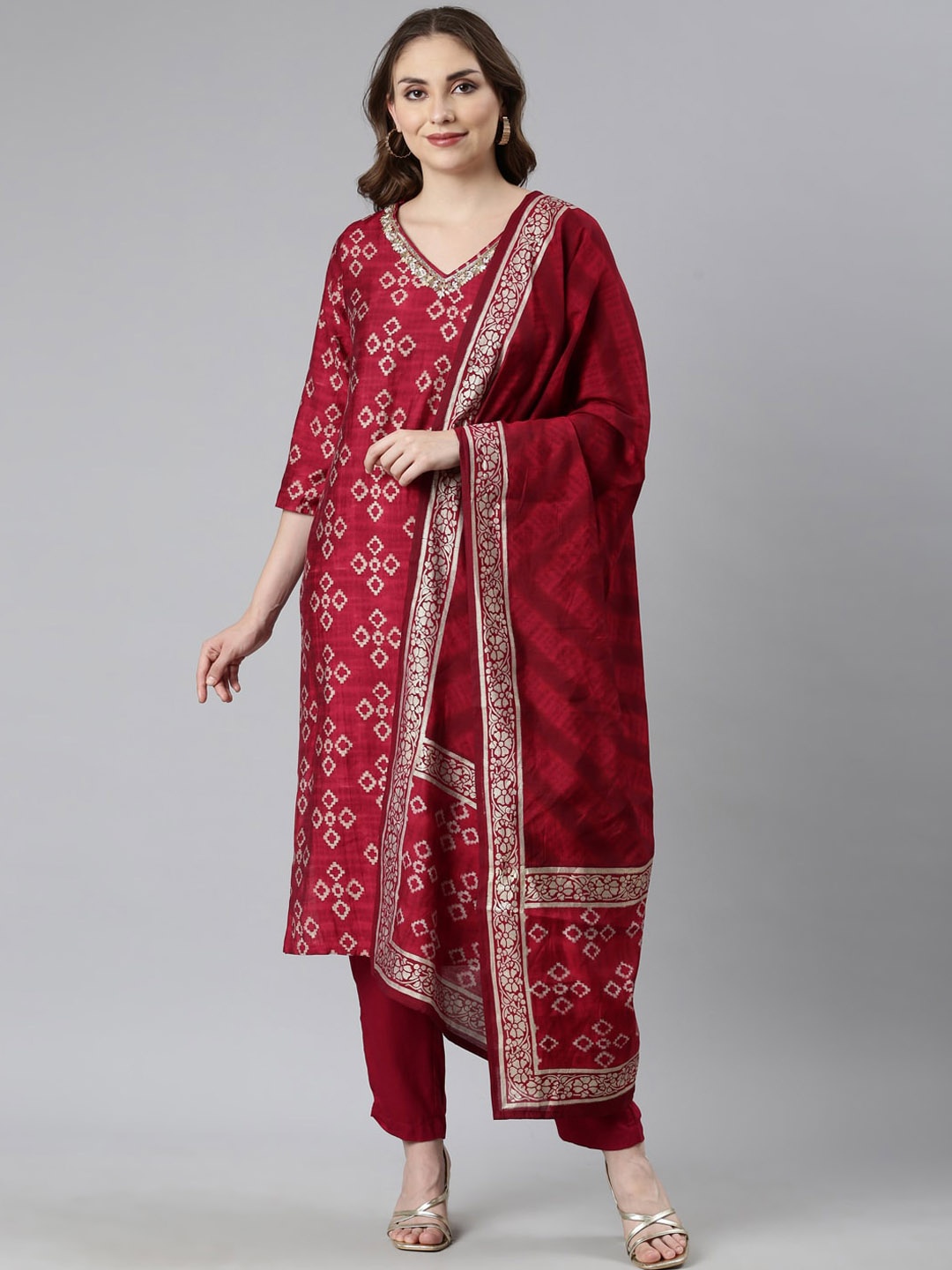 

Neerus Geometric Regular Beads & Stones Straight Kurta With Trousers & Dupatta, Maroon