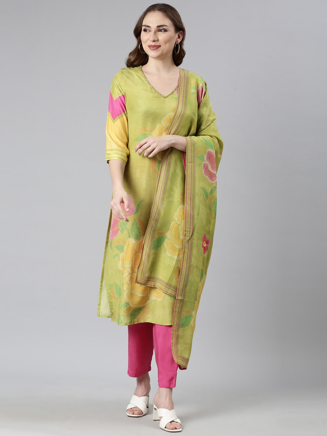 

Neerus Womn Floral Printed Regular Kurta With Trousers & Dupatta, Green