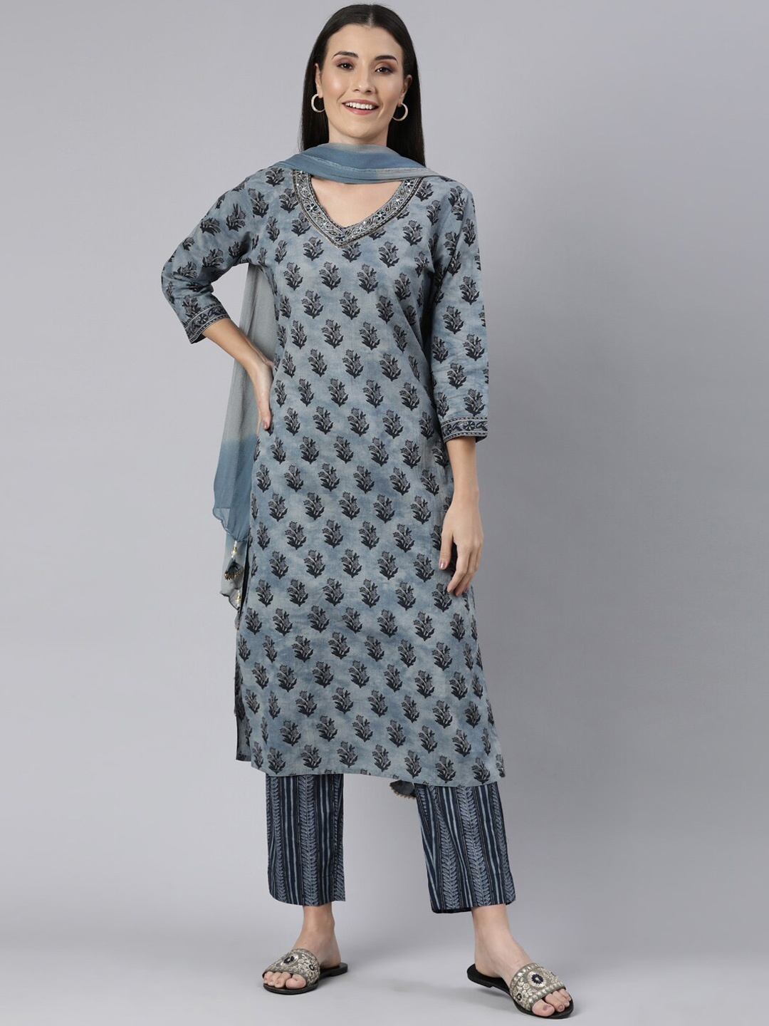 

Neerus Floral Printed Kurta with Trousers & With Dupatta, Blue