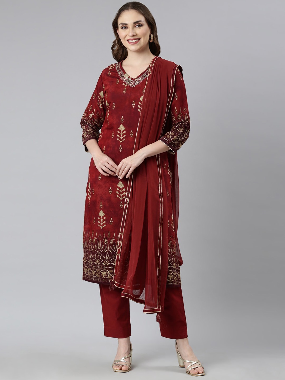 

Neerus Floral Printed Regular Kurta With Trousers & Dupatta, Maroon