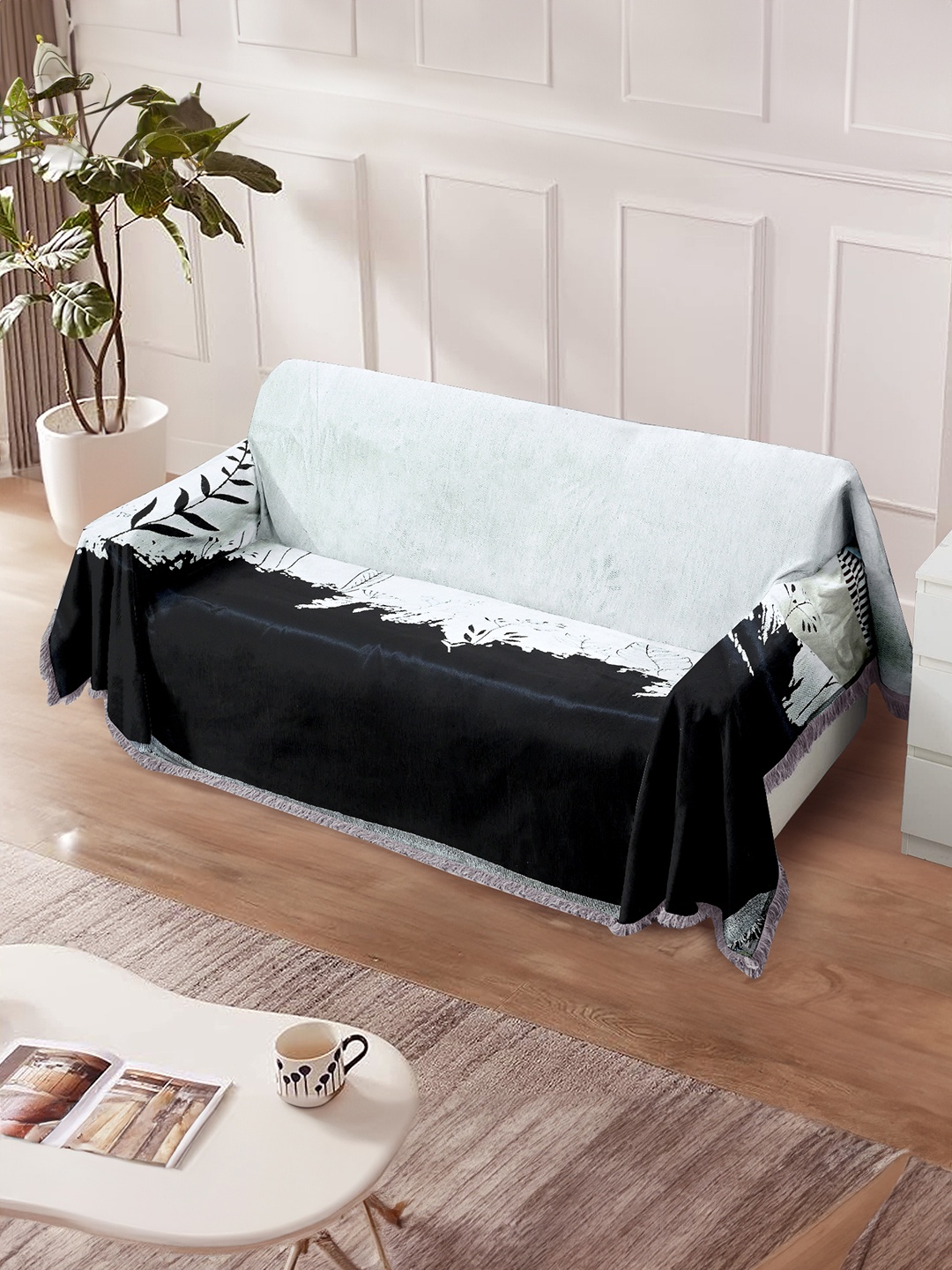 

Cortina Black & White Printed Reversible 4 Seater Sofa Cover Blanket