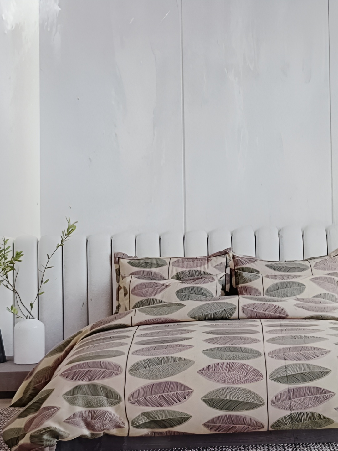 

Signature Off White & Green Floral 160 TC Queen Bedsheet Bedsheet Set