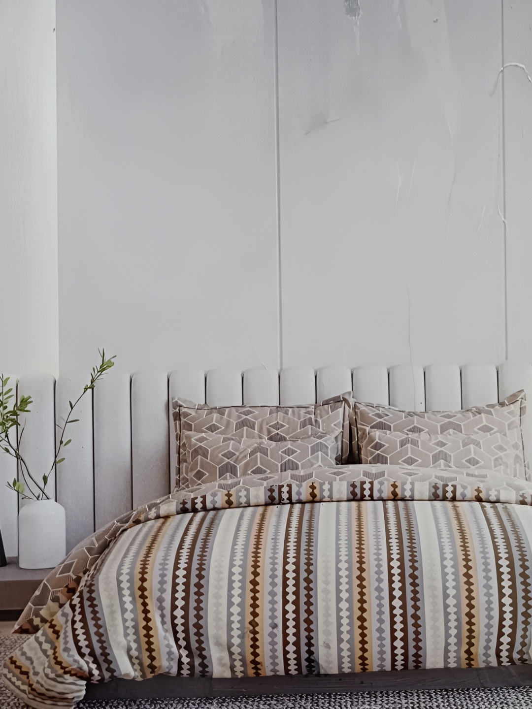 

Signature Grey & White Ethnic Motifs Printed 160 TC Queen Bedsheet Set