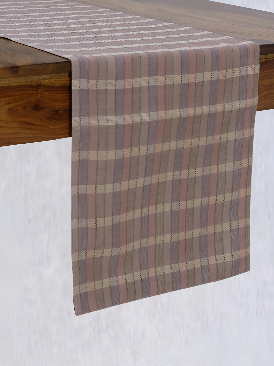 

DESIGN GAATHA Pink & Beige Checked Table Runner