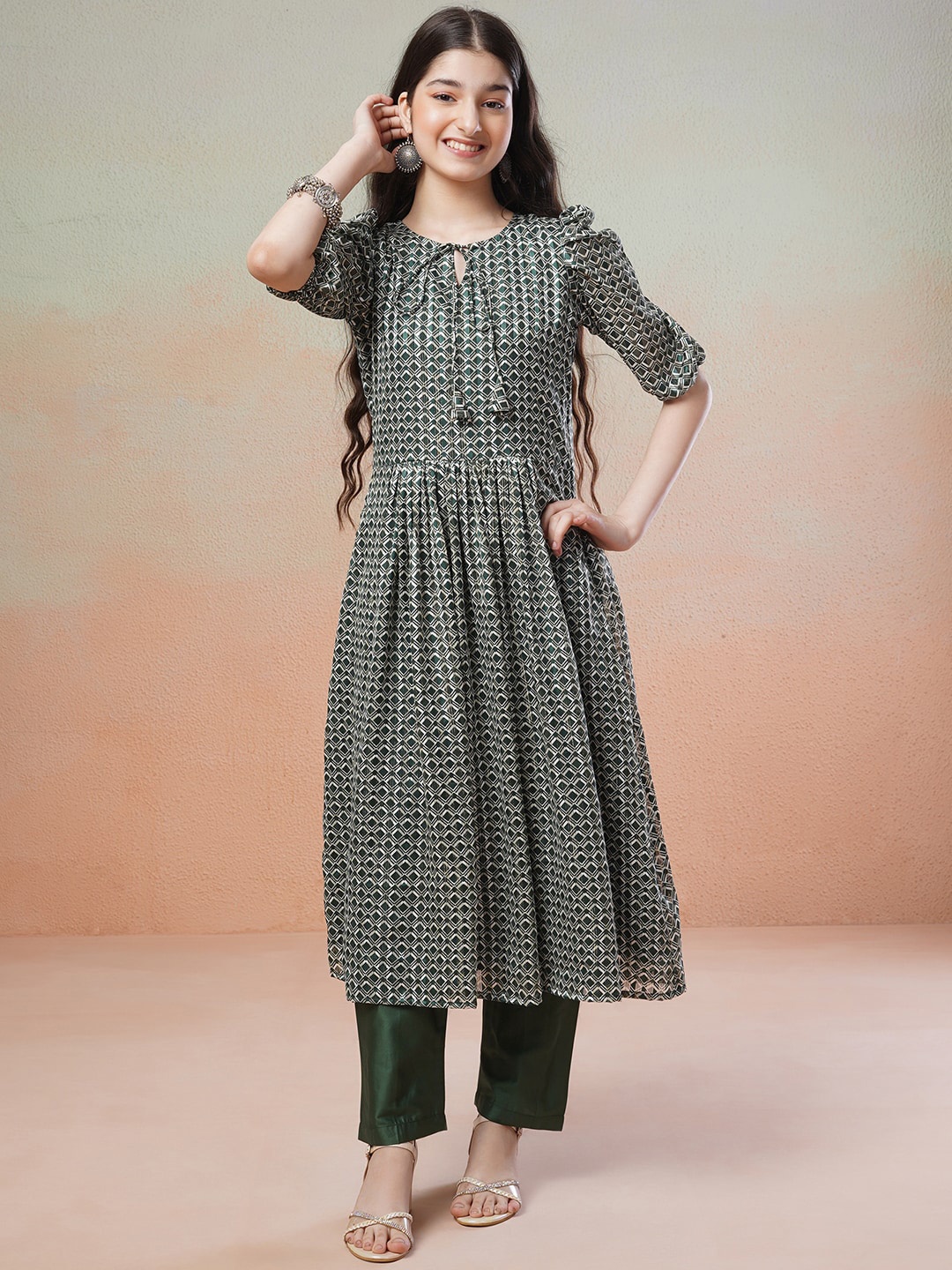 

Inddus Girls Geometric Printed Kurta with Trousers, Green