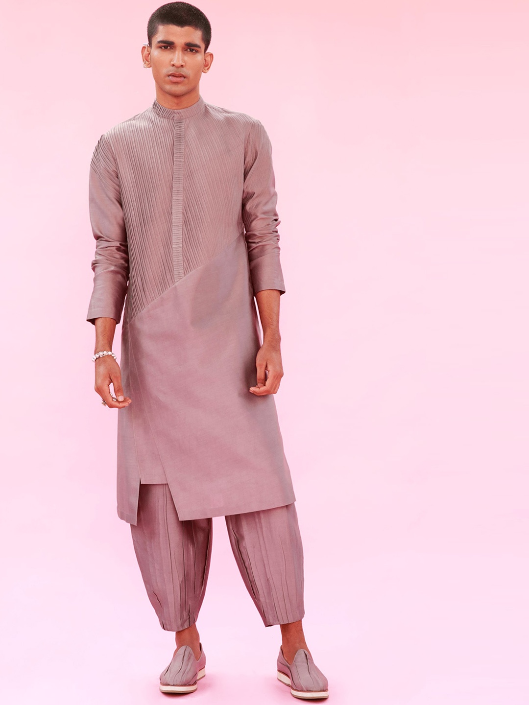 

Antar-Agni Mandrian Collar Graph Kurta With Pinched Trousetr, Mauve