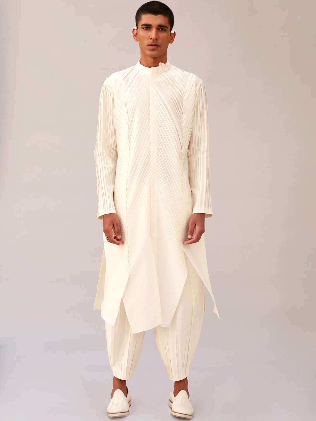 

Antar-Agni Mandarin Collar Geometric Kurta with Pinched Trouser, Off white