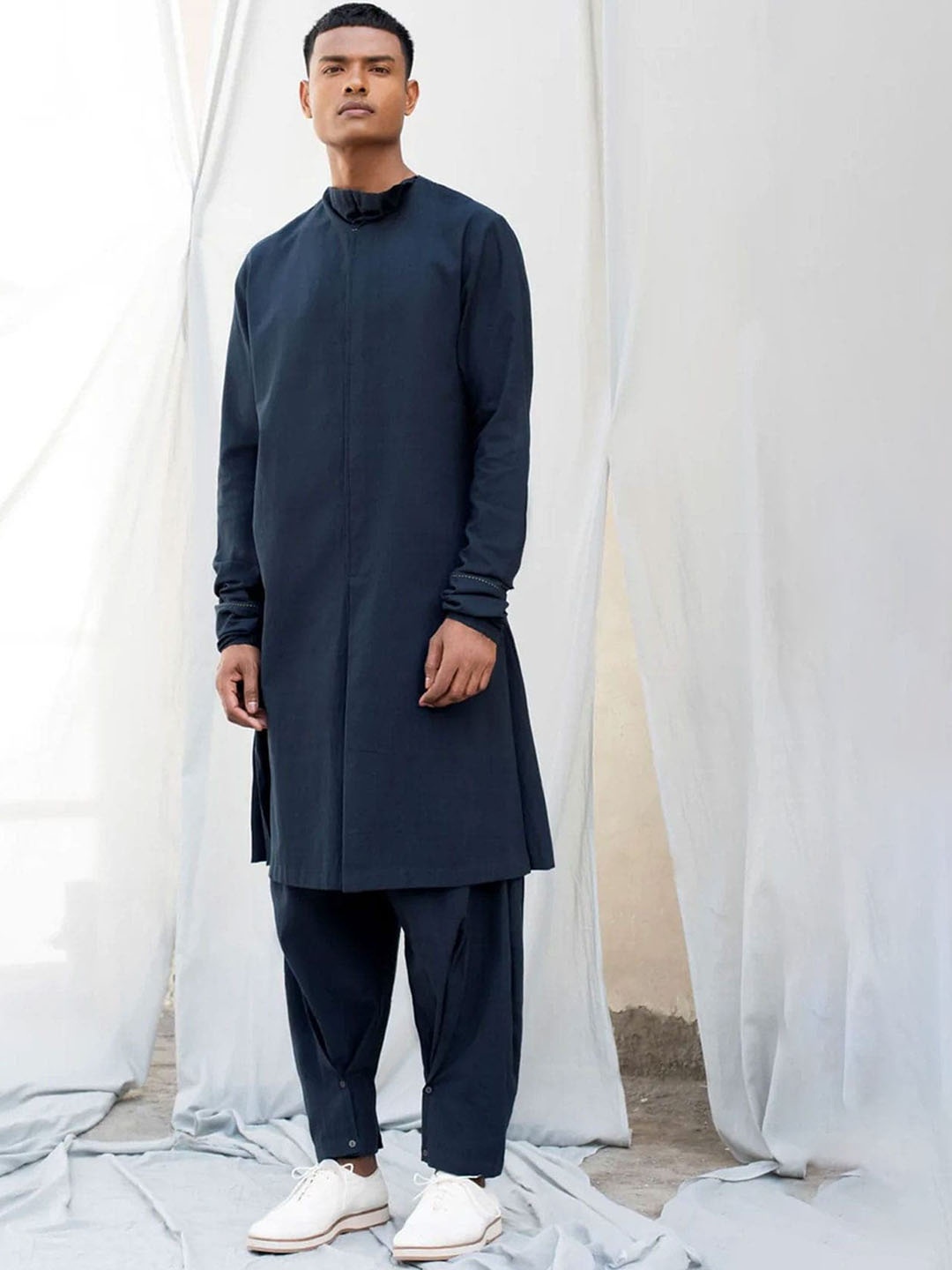 

Antar-Agni Linen Kirvo Kurta & Salwar, Navy blue