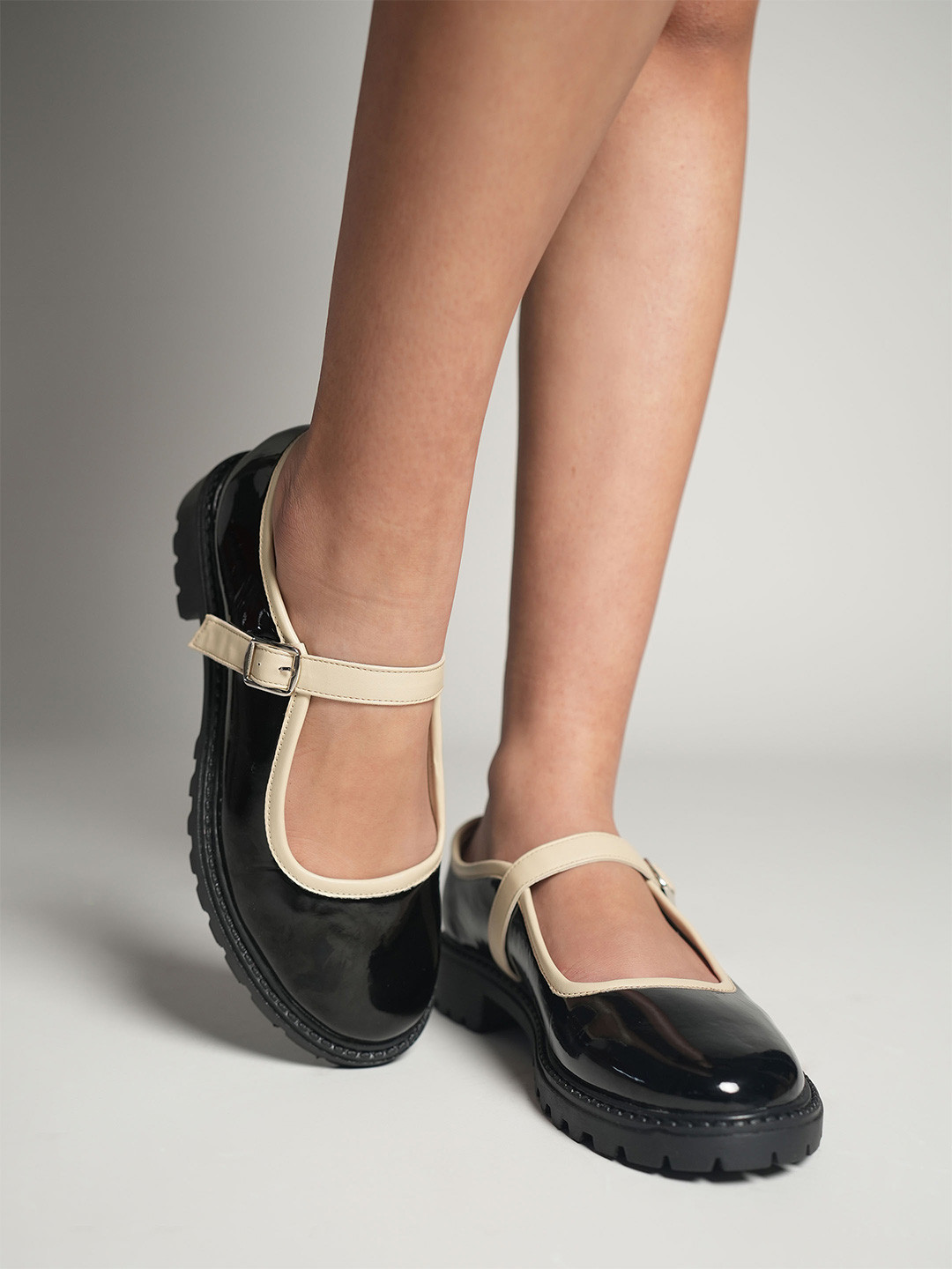 

Theater Women Colourblocked Slip-On Sneakers, Black