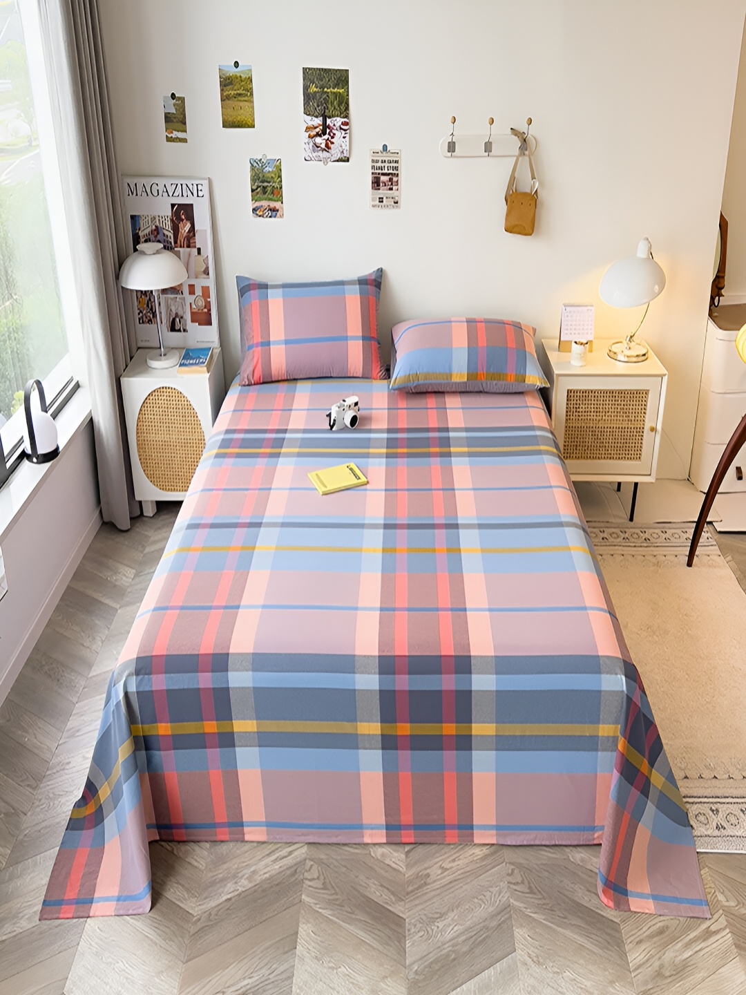 

JC HOME Blue & Pink Geometric 220 TC Cotton King Bedsheet with 2 Pillow Covers