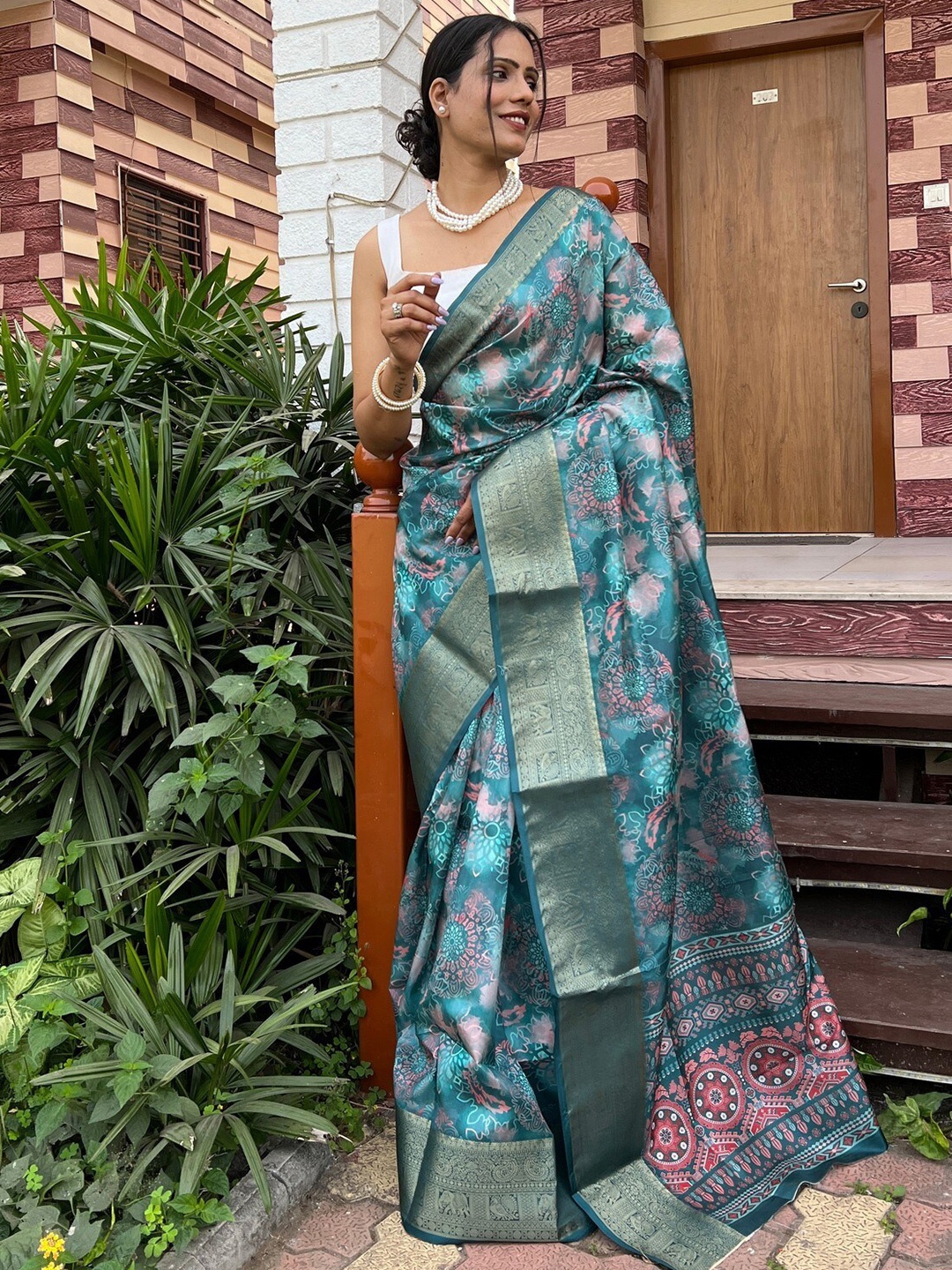 

ZILVIRA Floral Printed Zari Saree, Teal
