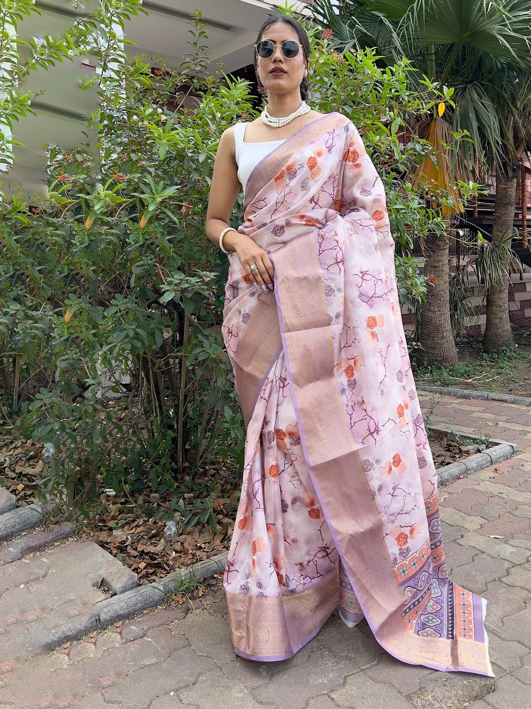 

ZILVIRA Floral Printed Zari Saree, Lavender