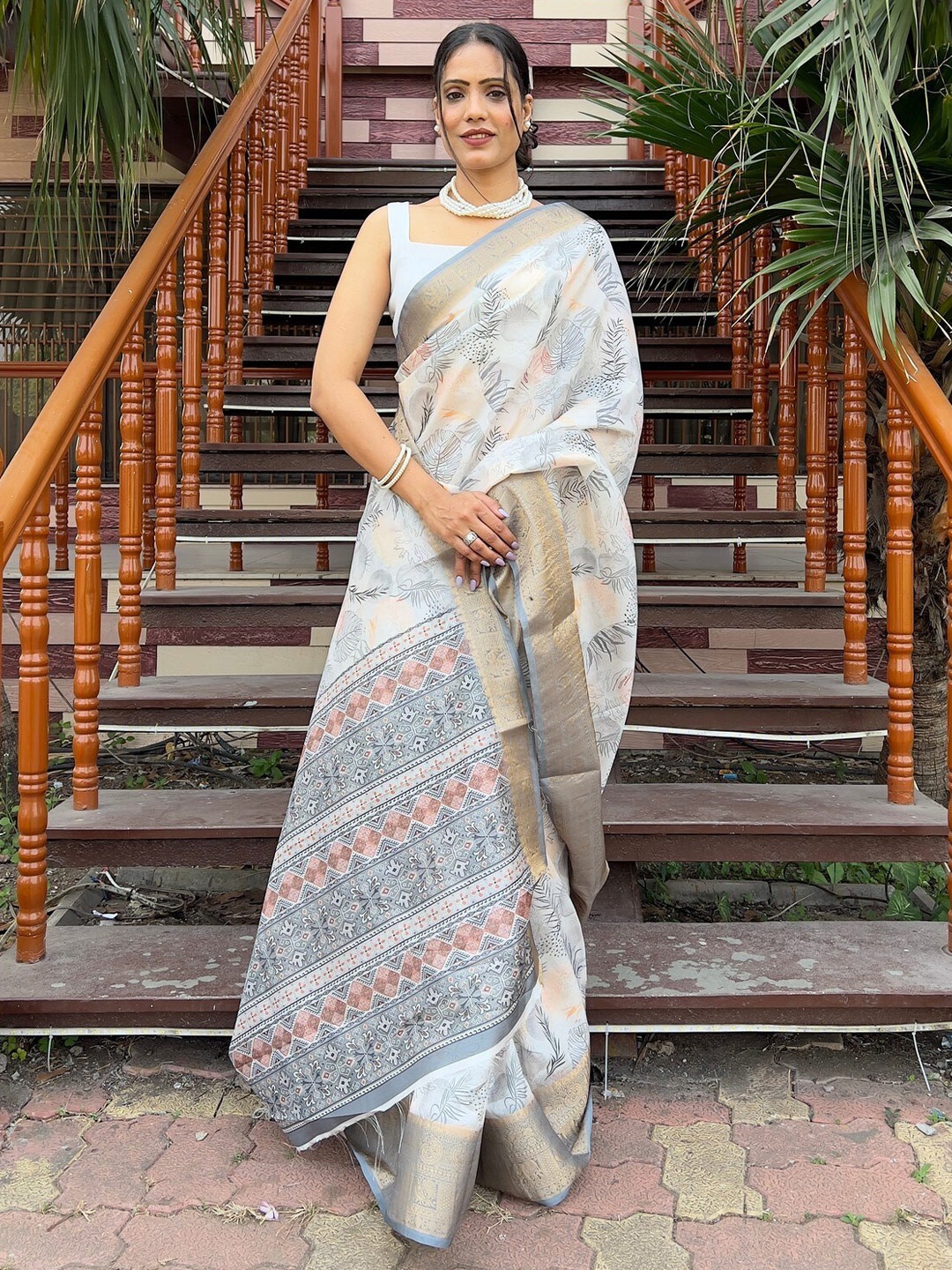 

ZILVIRA Floral Printed Zari Saree, Grey