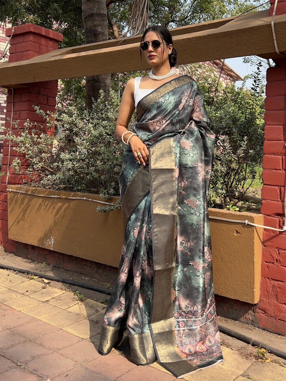 

ZILVIRA Floral Printed Zari Saree, Black