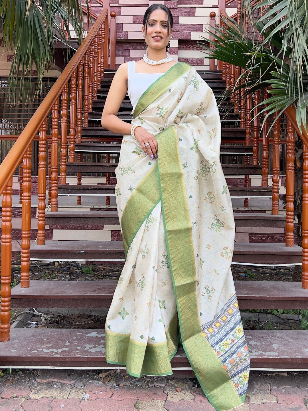 

ZILVIRA Floral Printed Zari Saree, Green