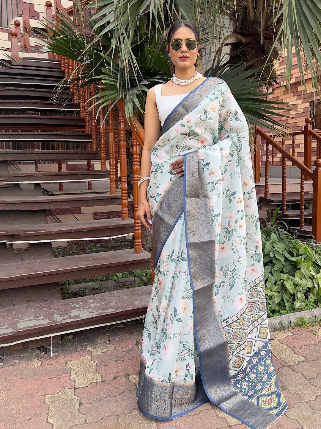 

ZILVIRA Floral Printed Zari Saree, Grey melange