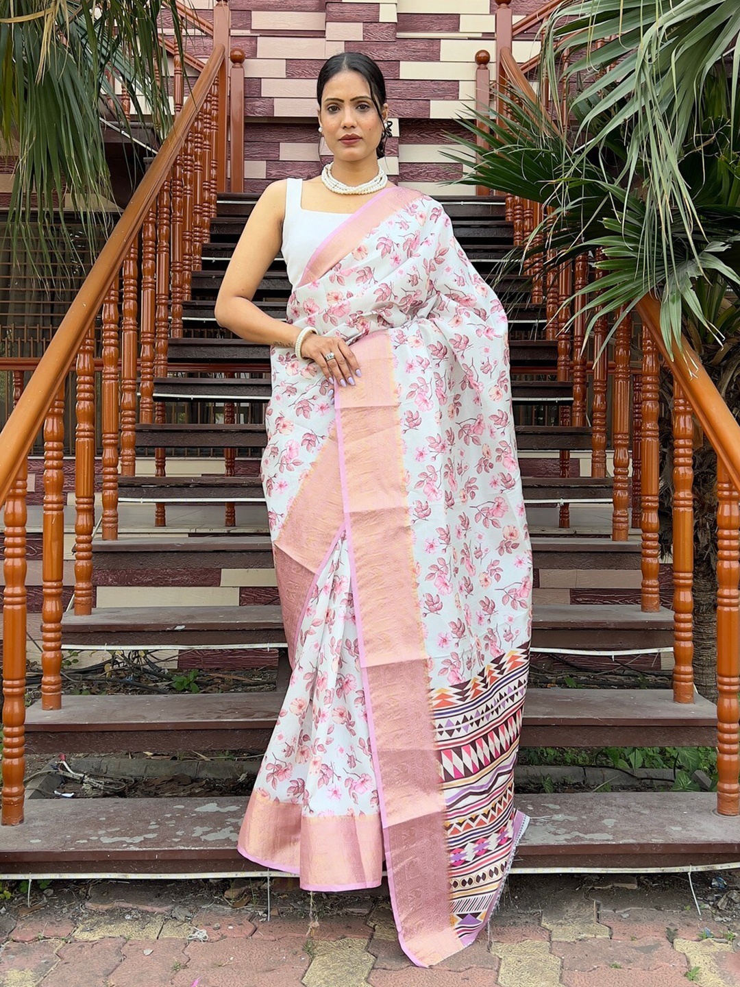 

ZILVIRA Floral Printed Zari Saree, White