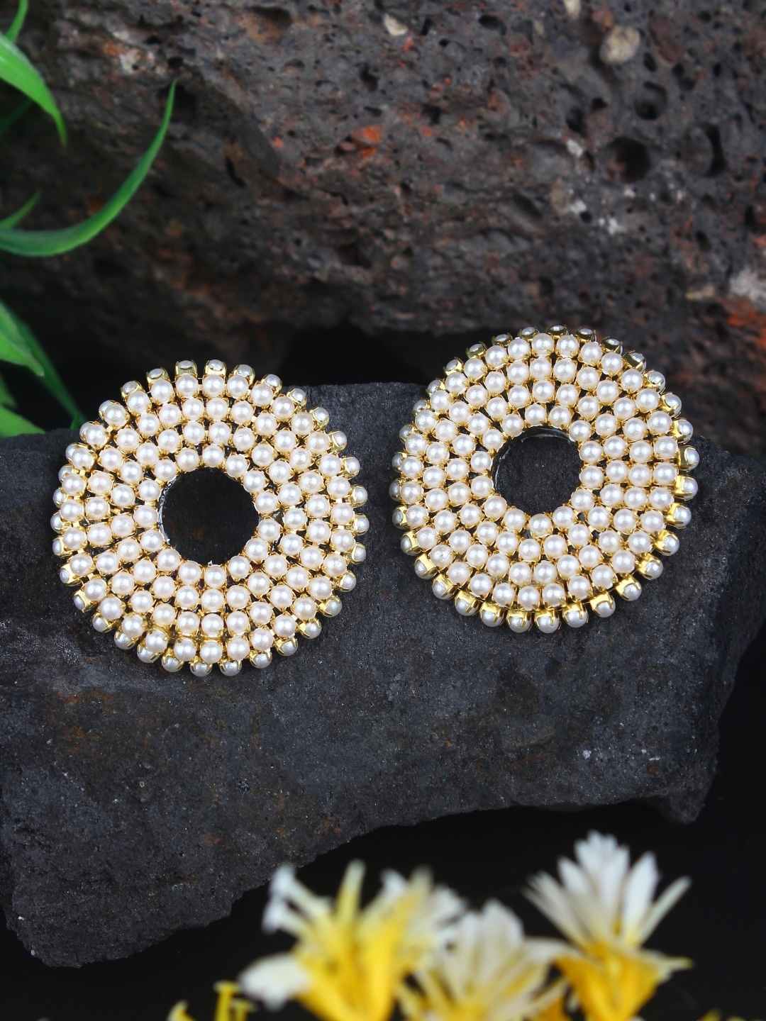 

DressBerry Gold-Plated Contemporary Studs Earrings