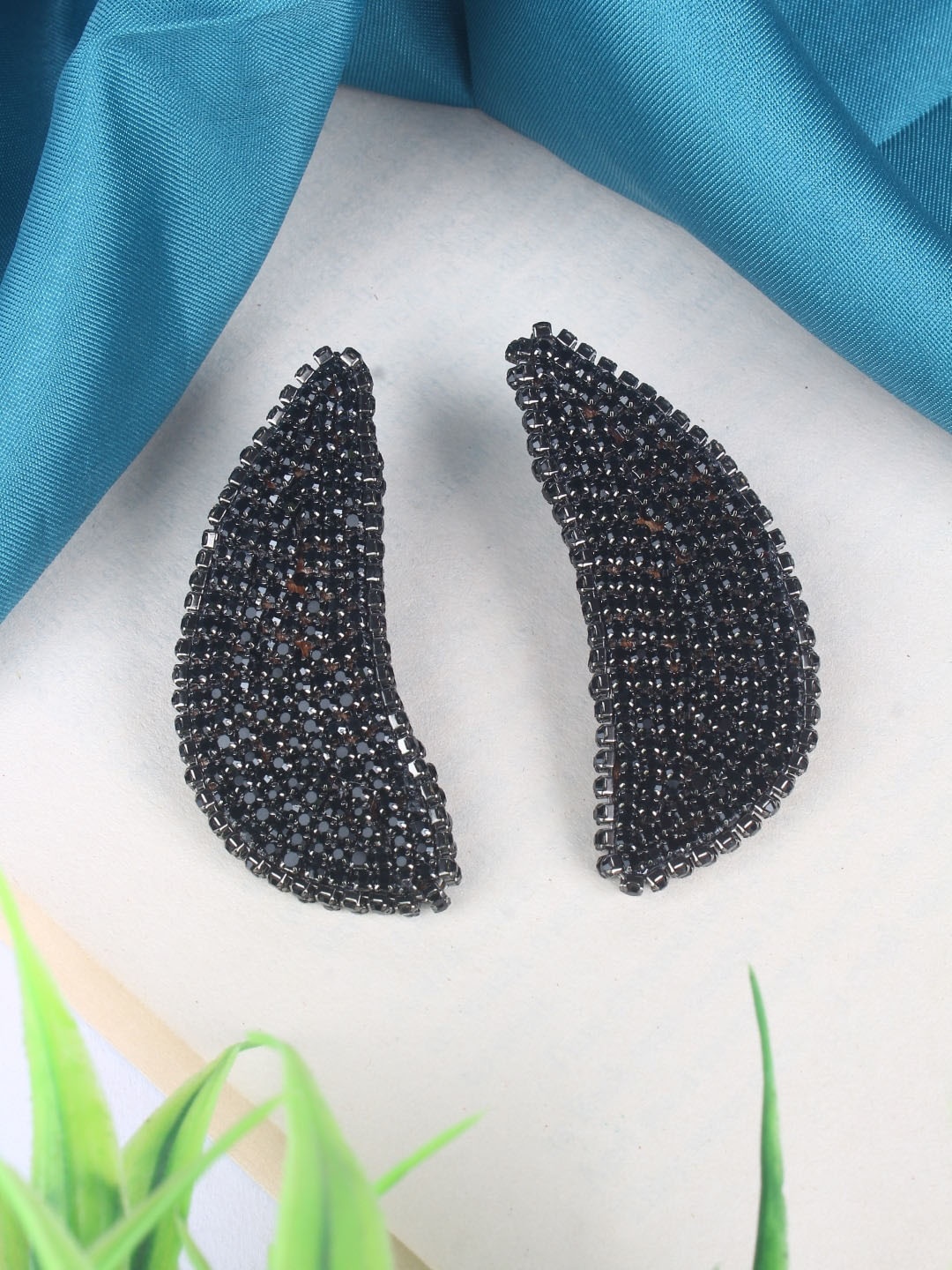 

DressBerry Brass-Plated Contemporary Studs Earrings, Black