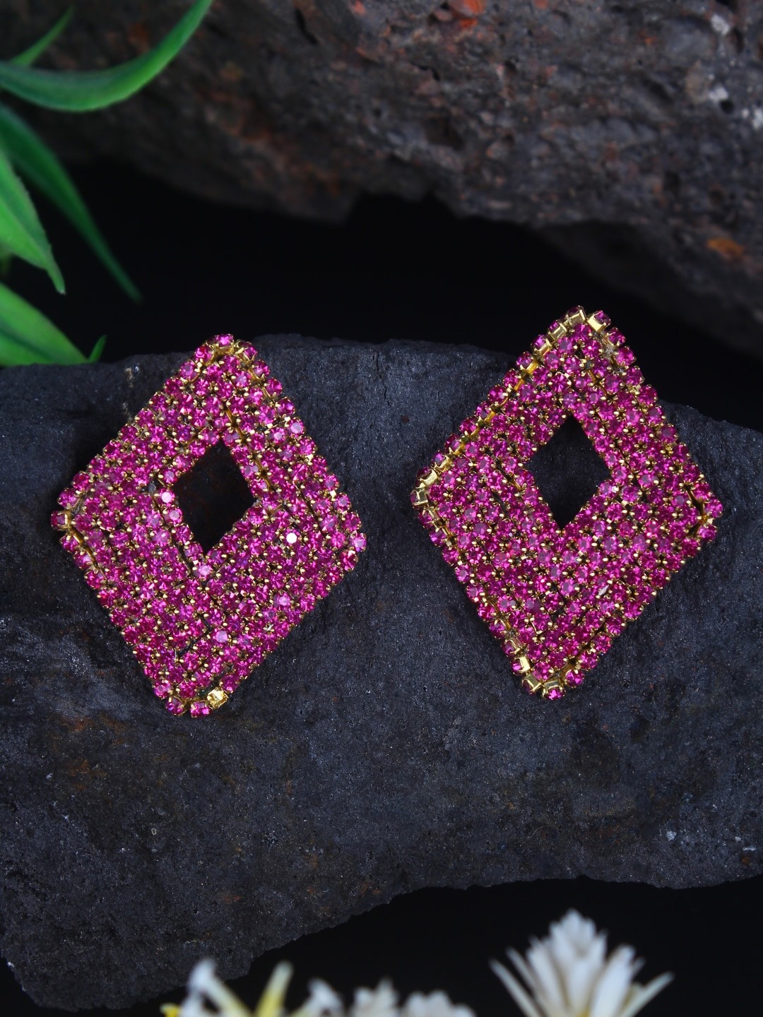 

DressBerry Gold-Plated Contemporary Drop Earrings