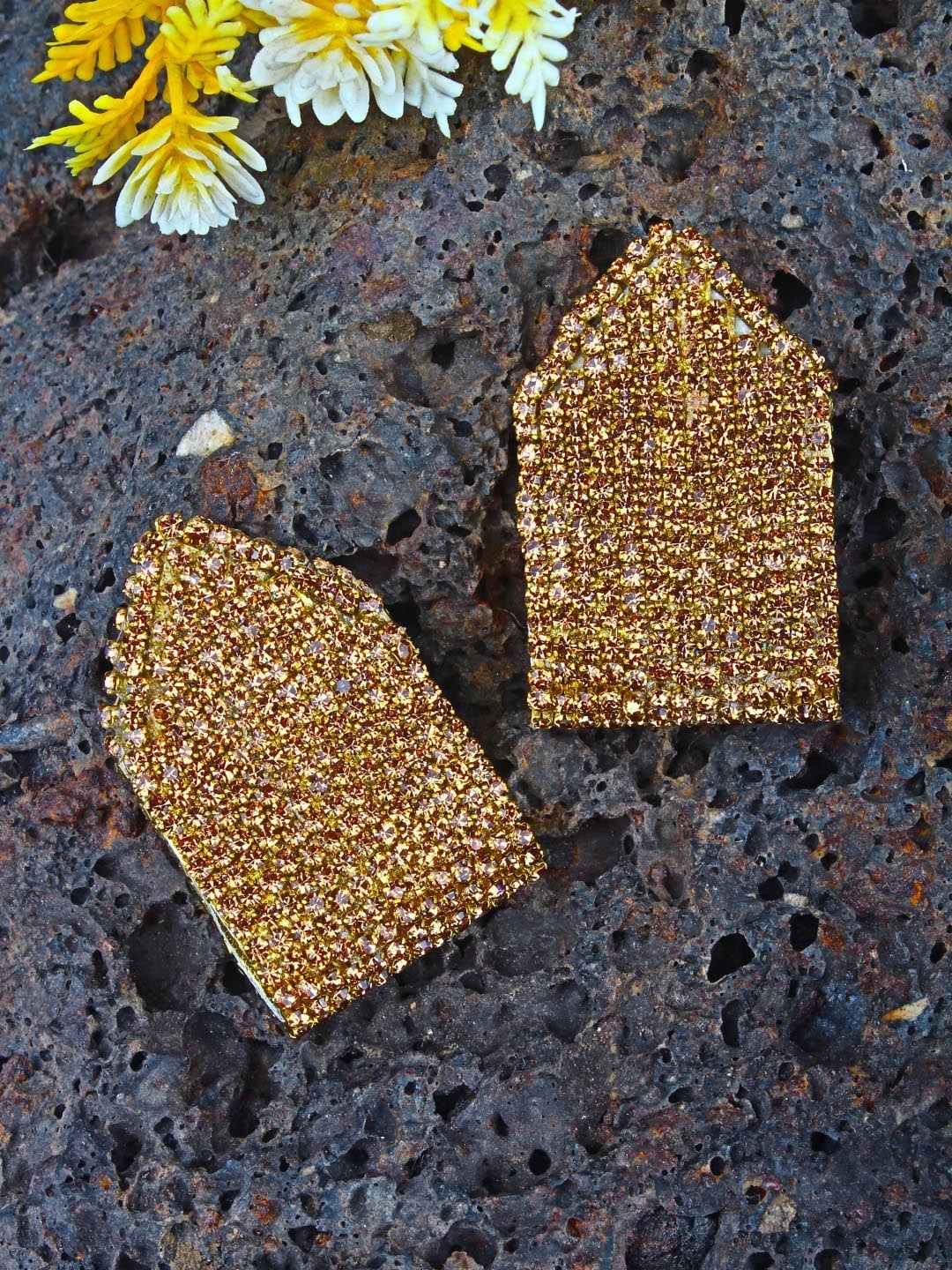 

DressBerry Gold-Toned Gold-Plated Rhinestone Geometric Shaped Stud Earrings