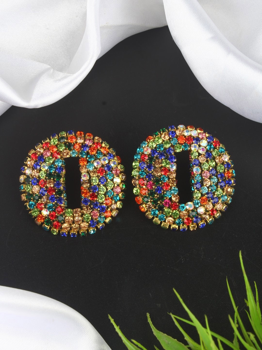 

DressBerry Gold-Plated Contemporary Studs Earrings