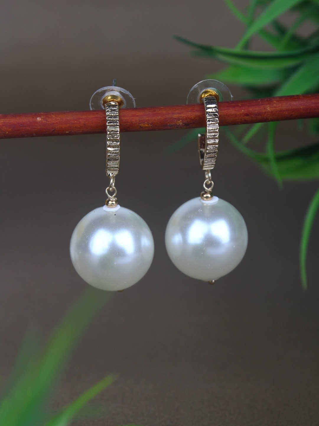 

DressBerry Gold-Toned Gold-Plated Pearls Contemporary Drop Earrings