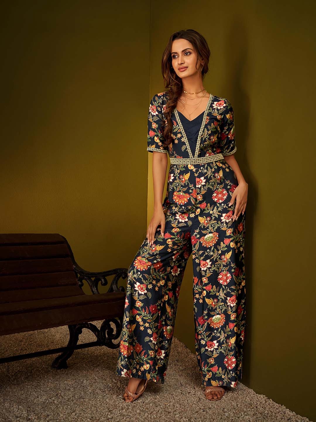 

DRESOUL Floral Printed V-Neck Basic Jumpsuit, Navy blue