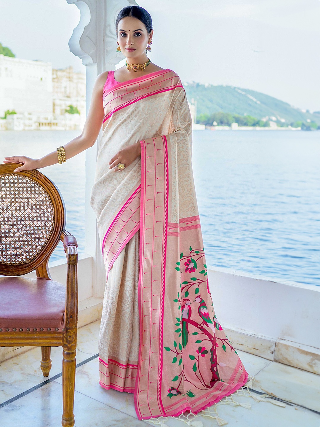 

Mitera Ethnic Motifs Woven Design Zari Kanjeevaram Saree, White