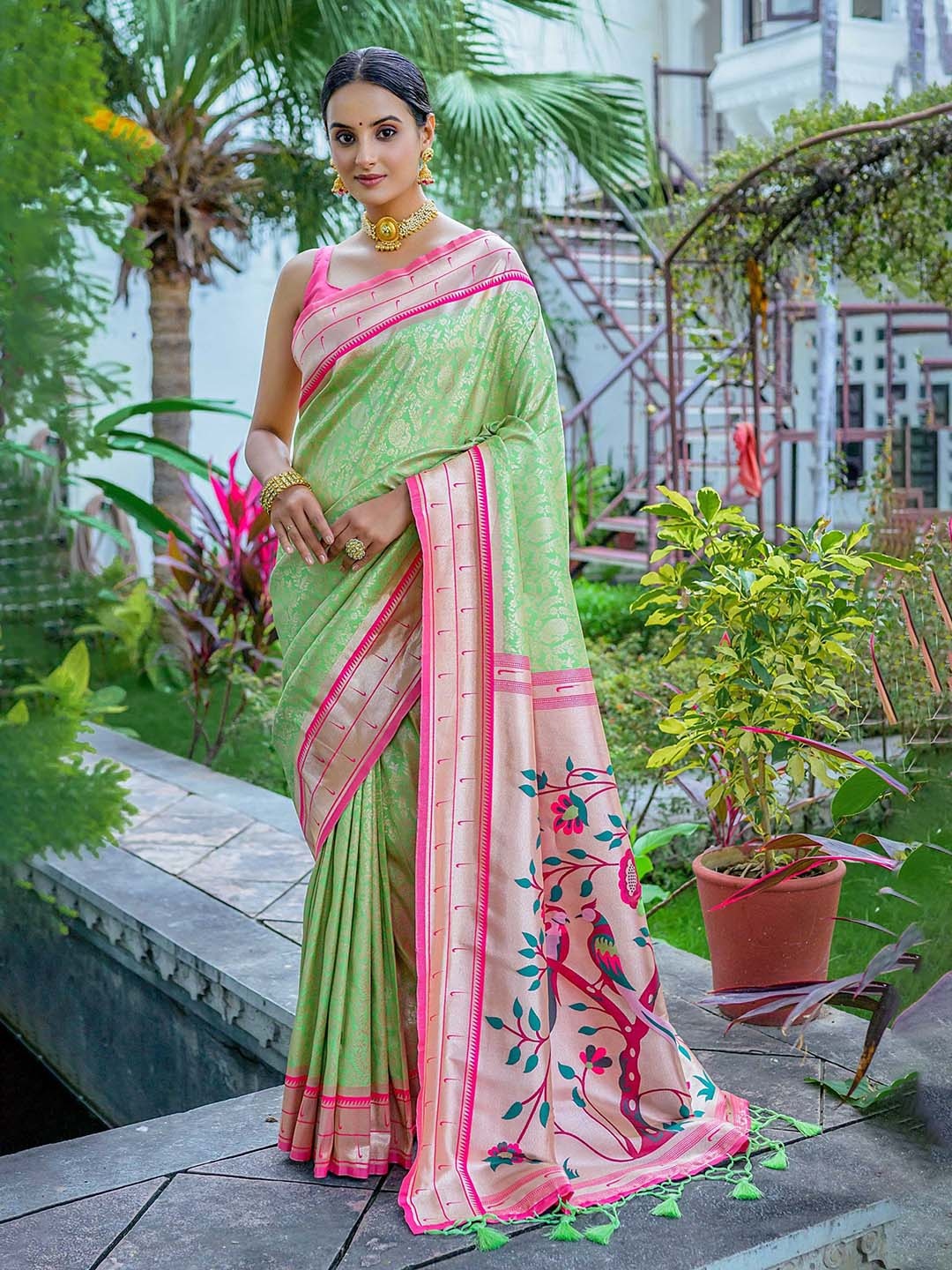 

Mitera Green Soft Kanjivaram Silk Saree With Unstitched Blouse piece