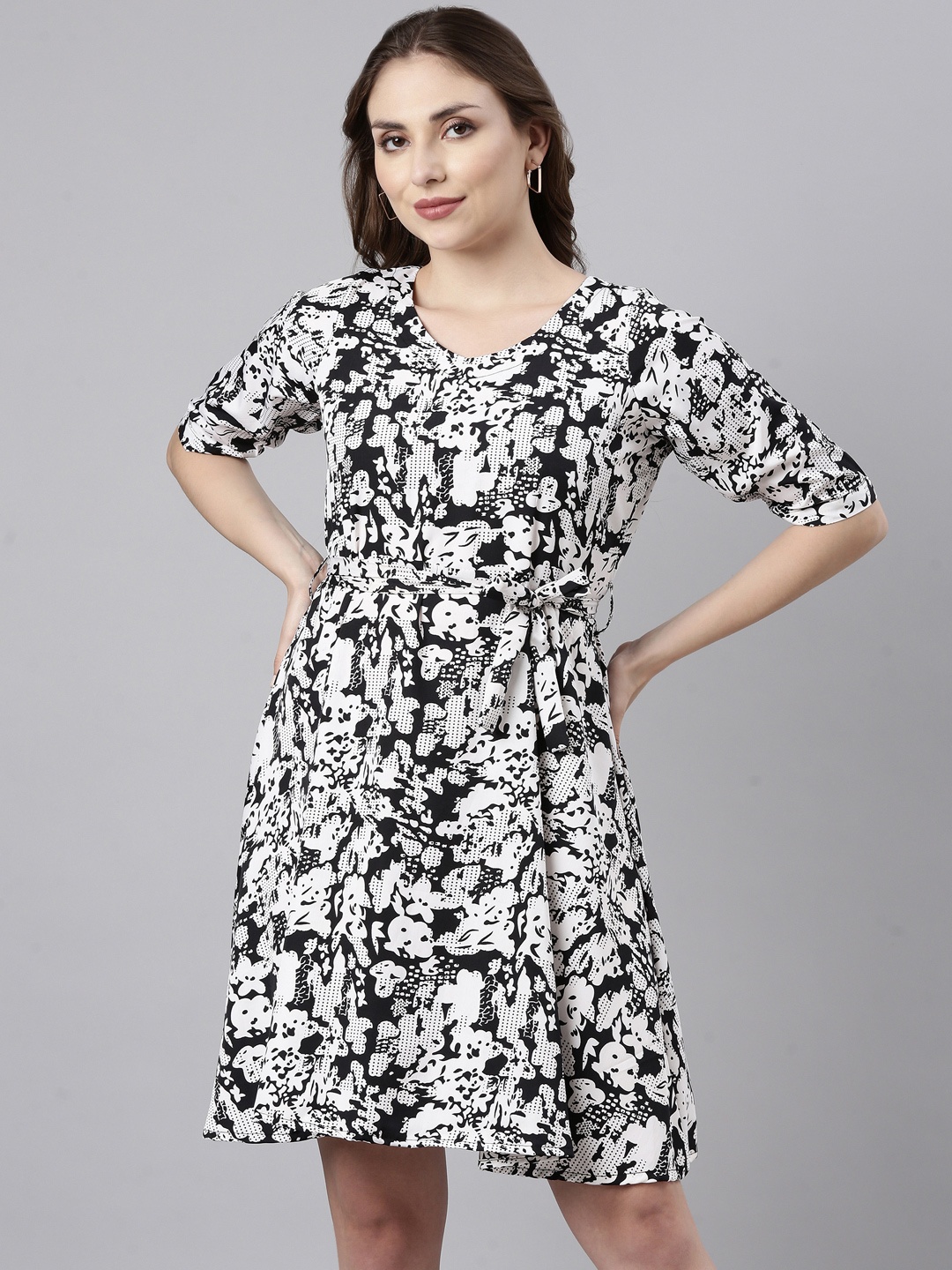 

TWIN BIRDS Floral Printed V Neck Fit & Flare Dress, Black