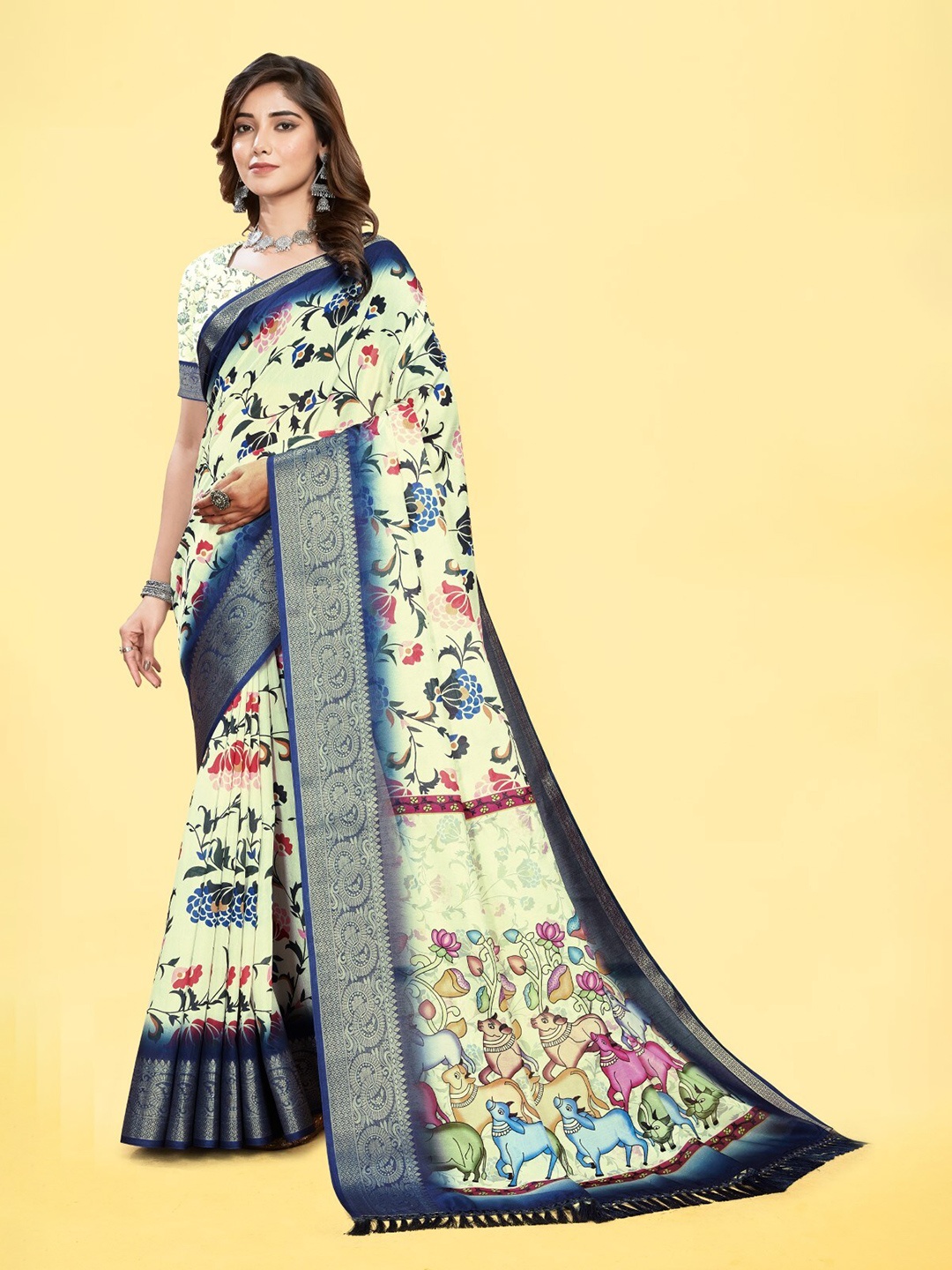 

ZEEPKART Floral & Animal Print Saree, Off white