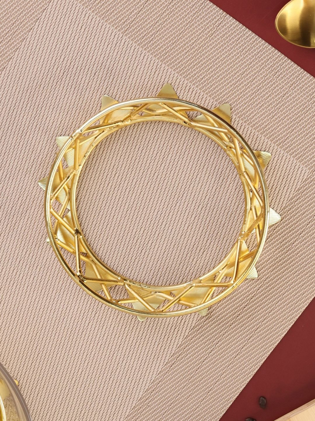 

Chokhat Gold Toned Metal Ananas Trivet