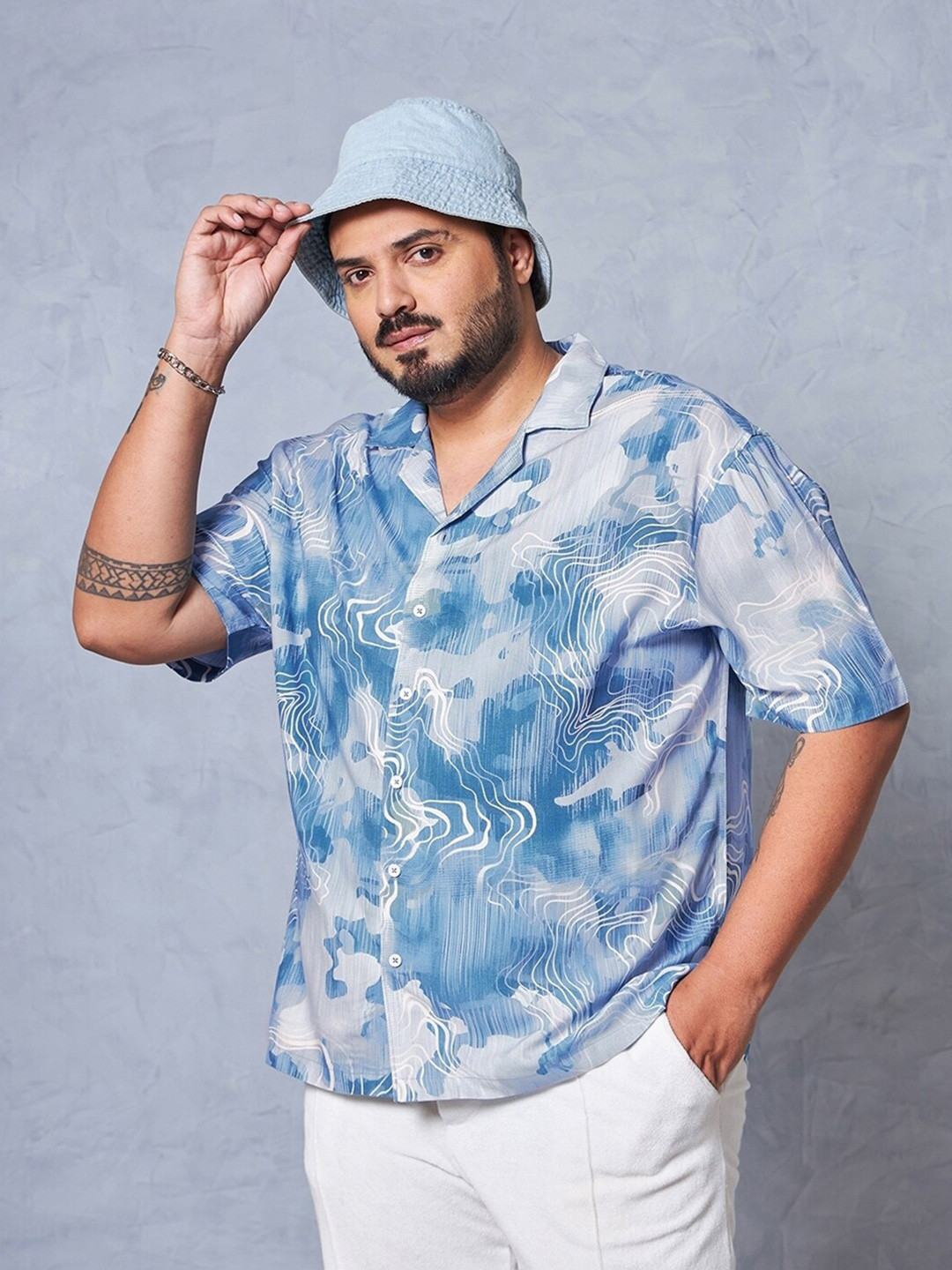

Bewakoof Plus Abstract Printed Spread Collar Curved Casual Shirt, Blue