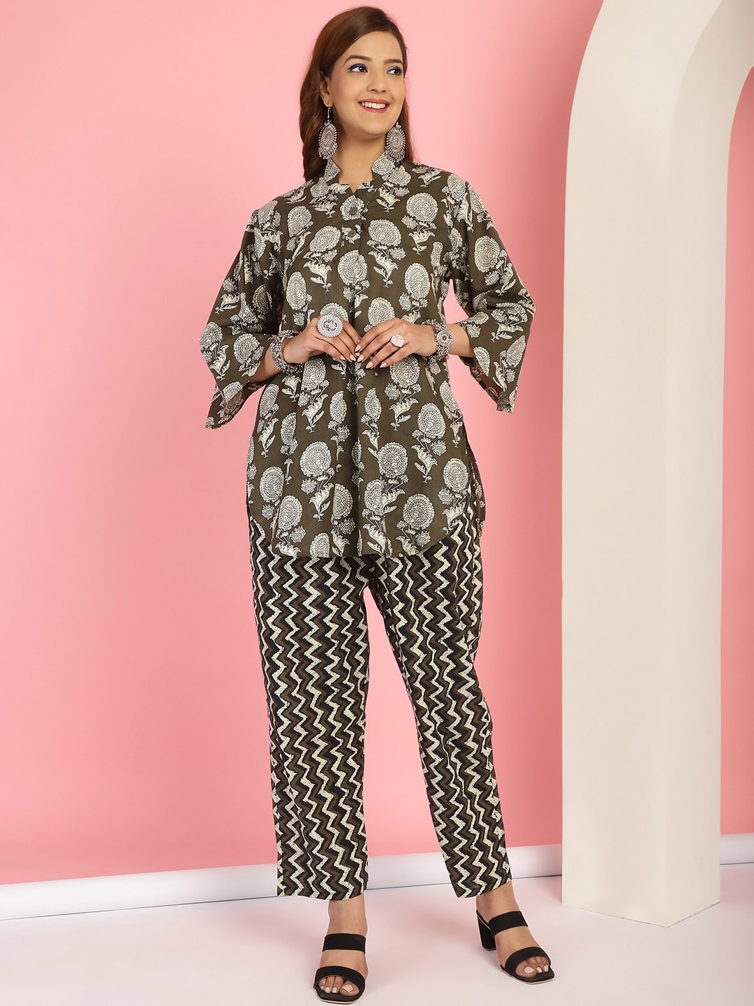 

TAG 7 Floral Printed Regular Pure Cotton Kurti & Pyjamas, Olive