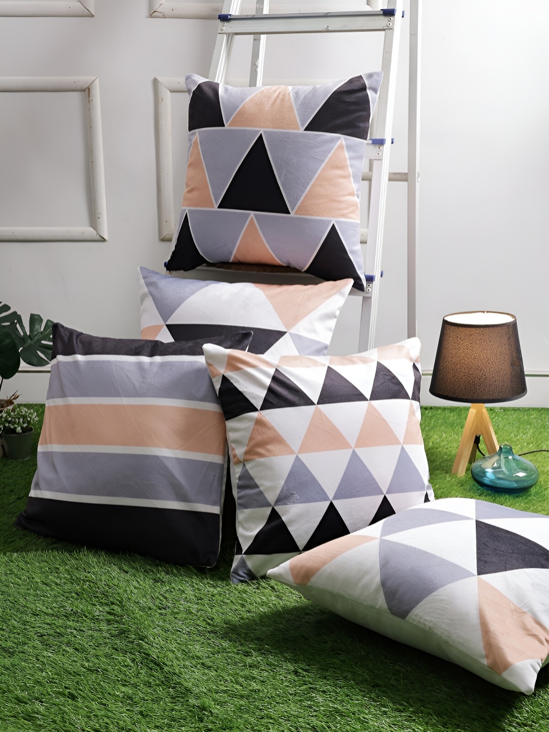 

Aura White & Grey Geometric 5 Pieces Velvet Square Cushion Covers