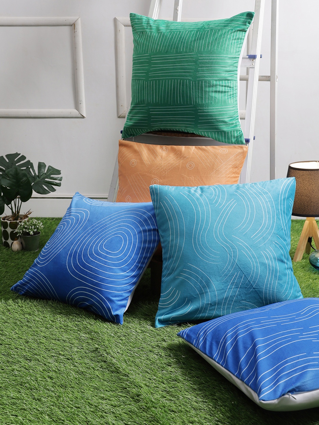 

Aura Blue & Green 5 Pieces Geometric Printed Velvet Square Cushion Covers