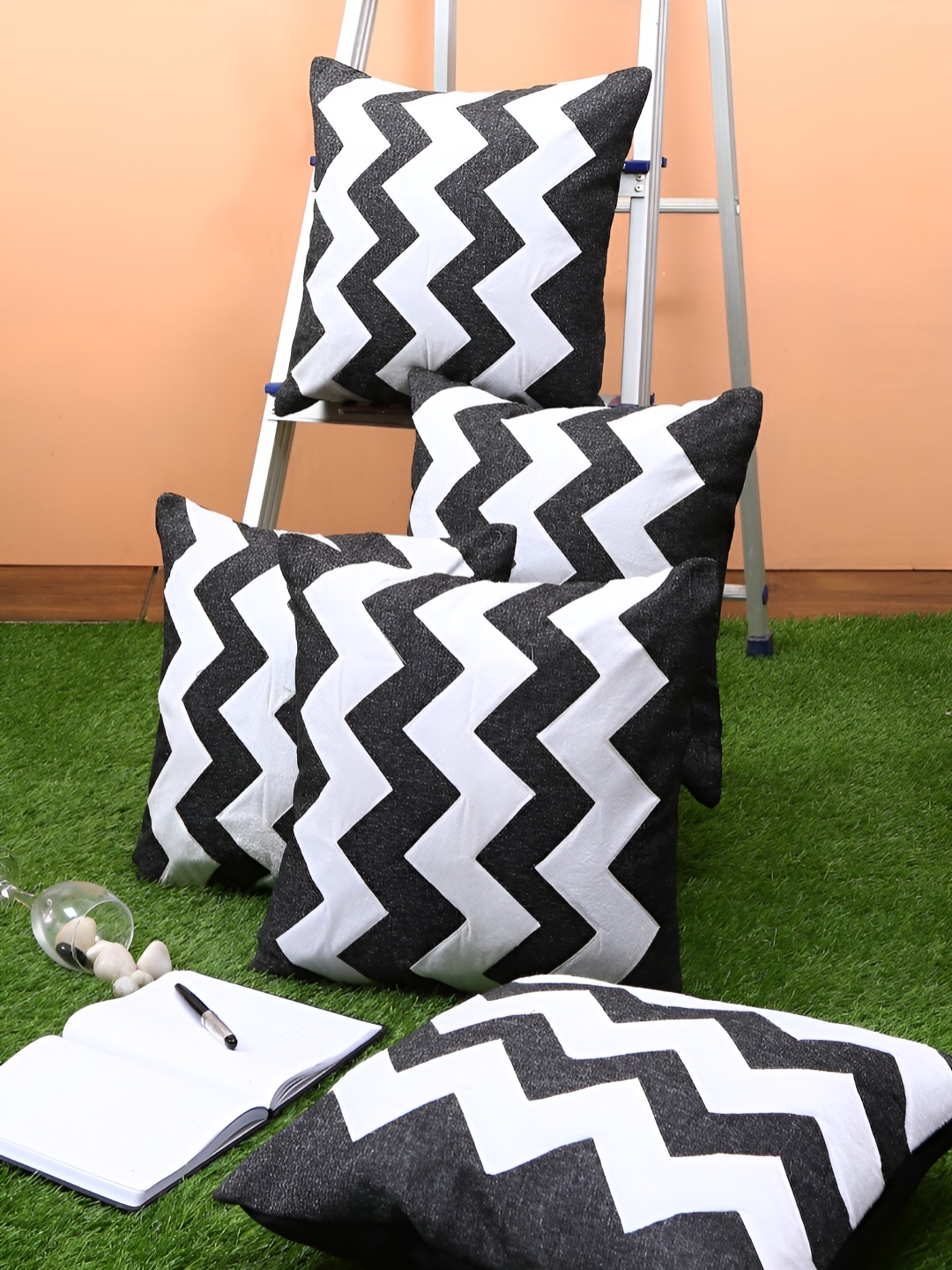 

Aura Black & White 5 Pieces Geometric Square Cushion Covers