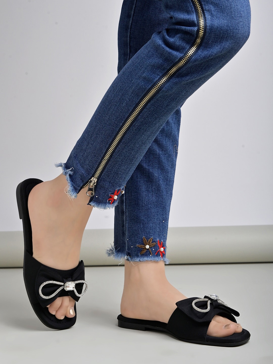 

Shoetopia Open Toe Flats With Bows, Black
