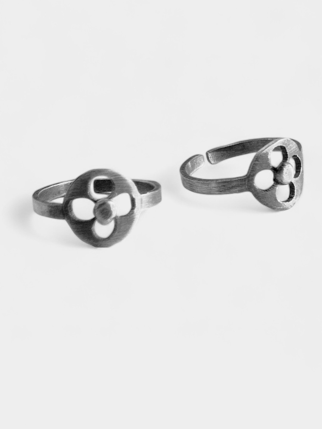 

Goldnera 925 Sterling Silver Oxidised Floral Casual Chic Toe Rings
