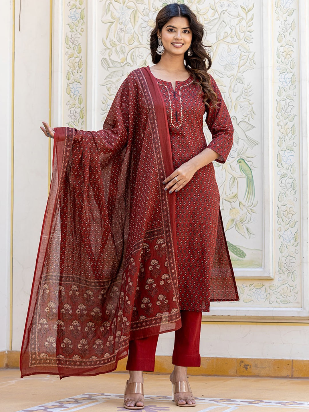 

KAAJH Floral Printed Gotta Patti Pure Cotton Kurta & Trousers With Dupatta, Red