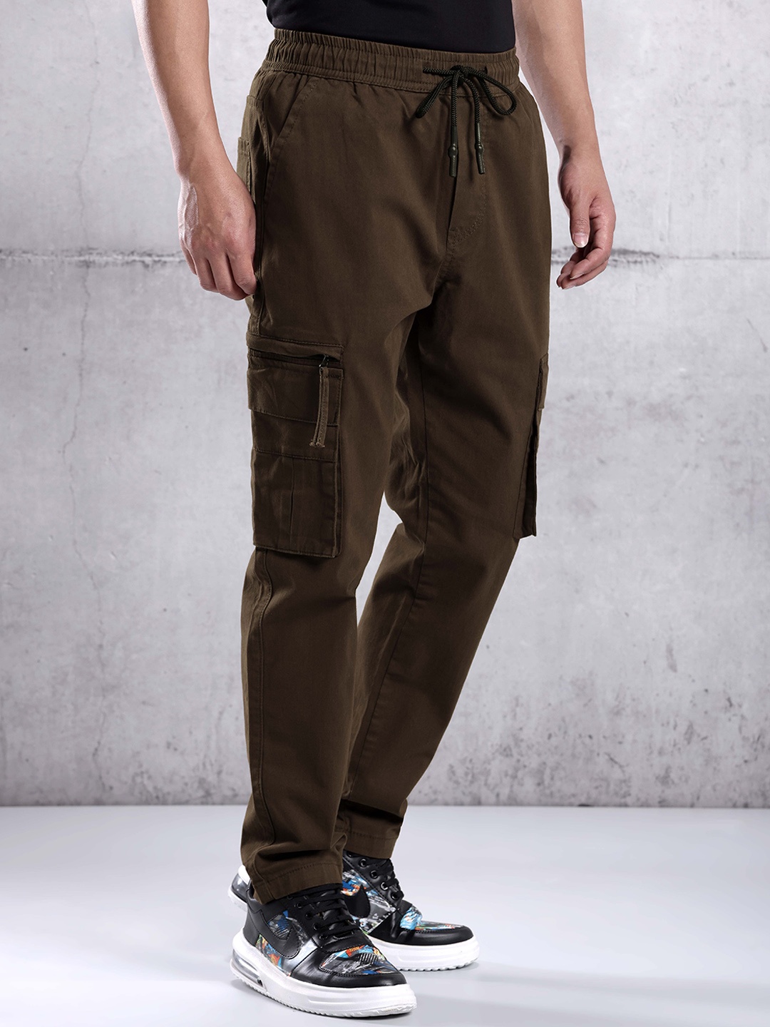 

Beyoung Men Relaxed Low-Rise Plain Cargos Trousers, Brown