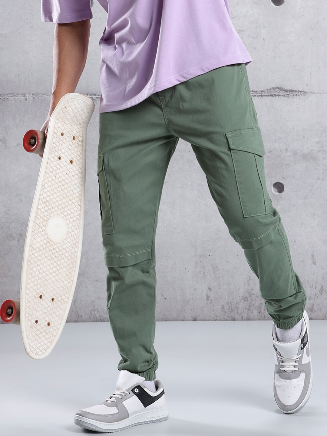 

Beyoung Men Relaxed Low-Rise Plain Cargos Joggers, Green