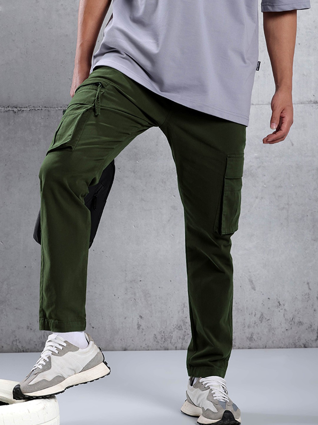 

Beyoung Men Relaxed Low-Rise Plain Cargos Trousers, Green